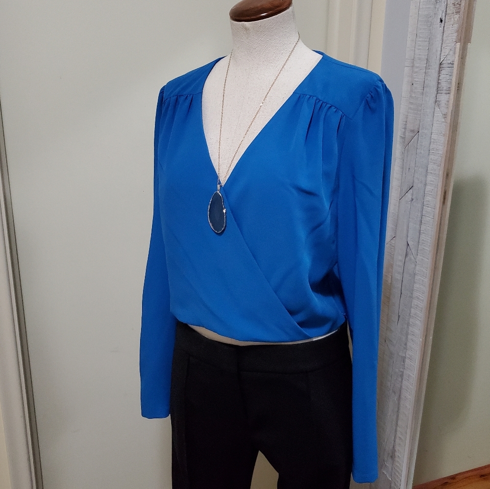 bebe Surplice Wrap Front Zippered Long Sleeve Cropped Blouse Princess Blue L